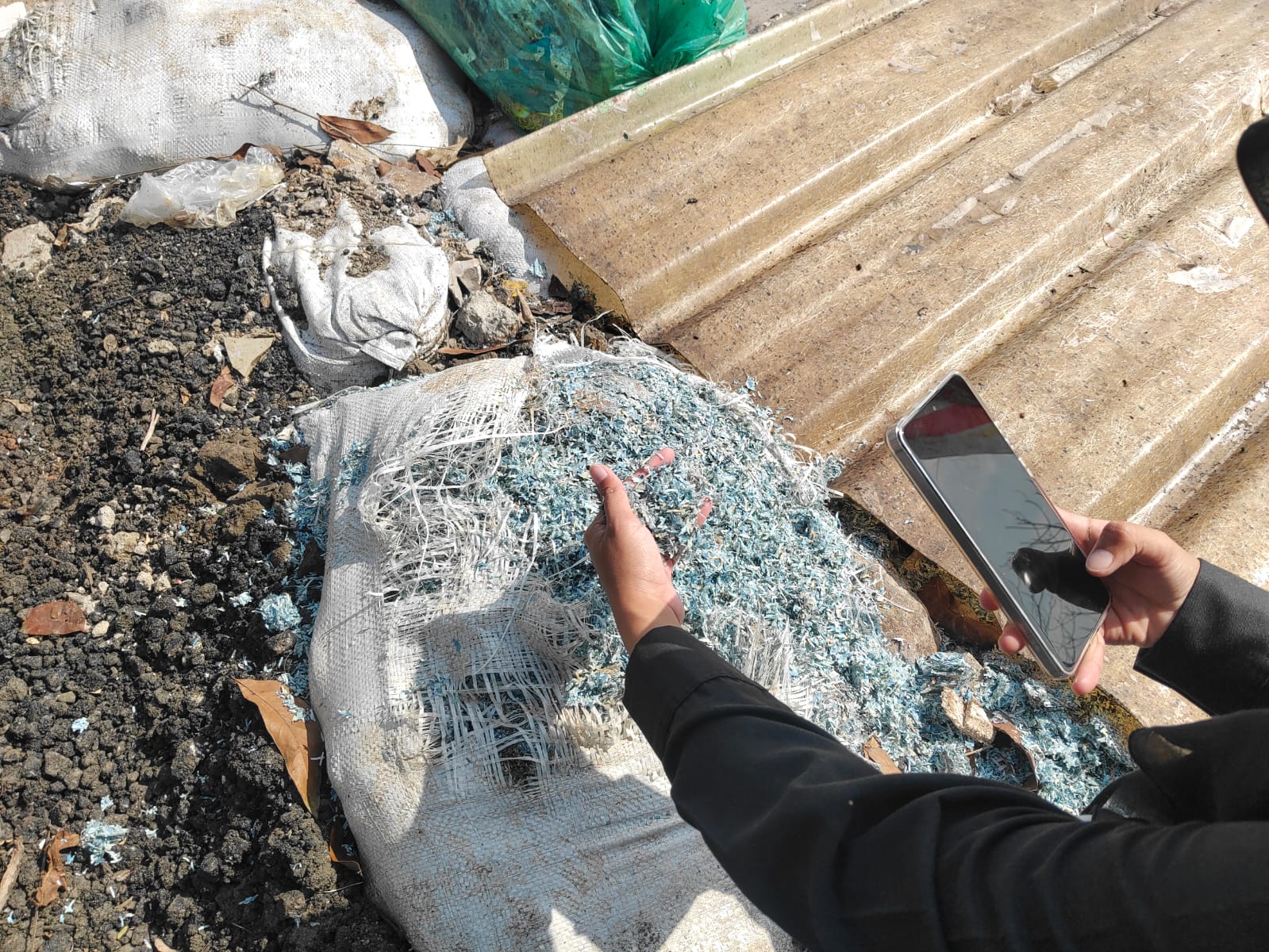 Pegawai Bank Indonesia Periksa Cacahan Uang di TPS Liar Bekasi, Ini Penampakannya