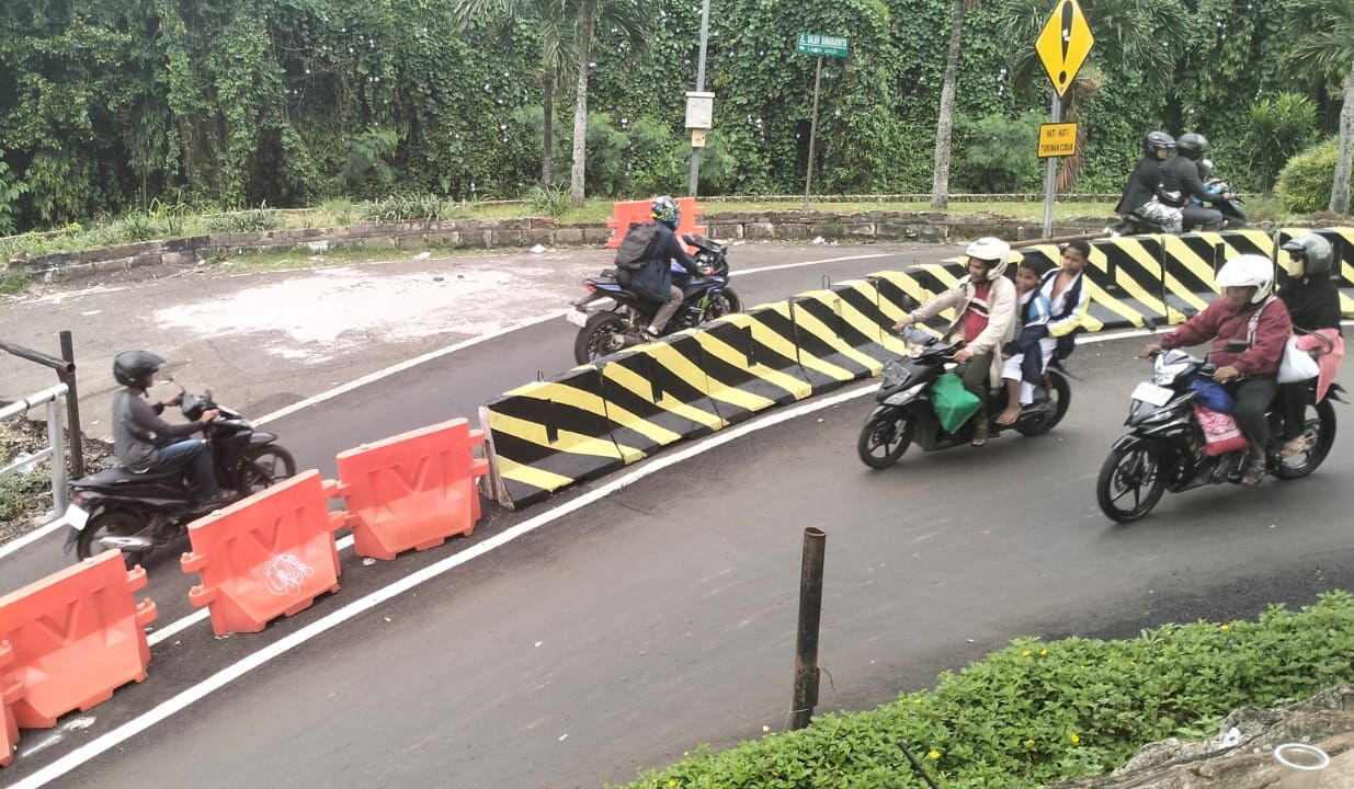 Retak dan Terancam Ambruk, Jalan Batutulis Bogor Akhirnya Ditutup Sementara 1 Retak dan Terancam Ambruk, Jalan Batutulis Bogor Akhirnya Ditutup Sementara