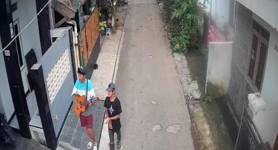 Terekam CCTV, Duo Pengamen Dibekuk Usai Viral Maling Motor di Serang Baru Bekasi