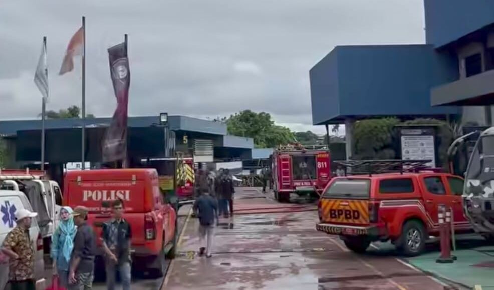 Kebakaran Hebat di Karoseri Delima Jaya Bogor, Api Berhasil Dipadamkan 1 Kebakaran Hebat di Karoseri Delima Jaya Bogor, Api Berhasil Dipadamkan