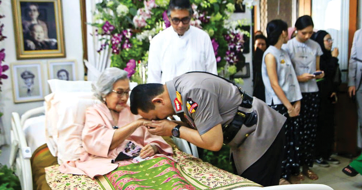 Kapolri Berduka Eyang Meri Hoegeng Meninggal Dunia, Kapolri: Beliau Saksi Sejarah, Pelita Teladan Bagi Kami