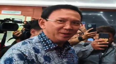 Ahok mengenakan batik biru saat menghadiri sidang kasus korupsi Pertamina di Pengadilan Tipikor Jakarta Pusat.