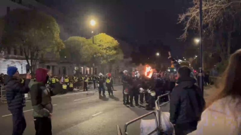 Polisi London mengamankan kawasan Kedutaan Iran di South Kensington usai bentrokan dengan demonstran.