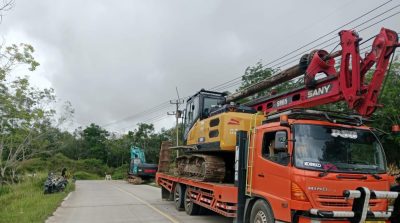 Sejumlah alat berat pada proyek pengerjaan jalan nasional ruas Bayah-Cibareno kembali beroperasi setelah kedatangan material bangunan. (Foto: Istimewa)