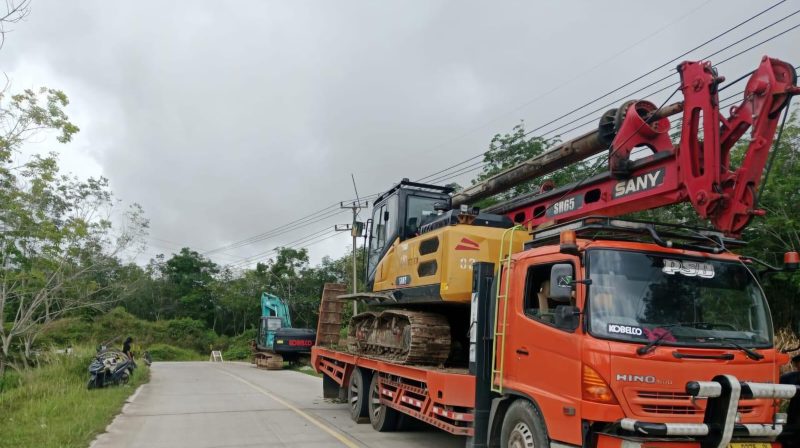 Sejumlah alat berat pada proyek pengerjaan jalan nasional ruas Bayah-Cibareno kembali beroperasi setelah kedatangan material bangunan. (Foto: Istimewa)