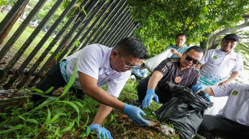 Gubernur Banten Andra Soni bersama unsur Forkopimda Provinsi Banten melakukan aksi bersih-bersih sampah di Kawasan Pusat Pemerintahan Provinsi Banten (KP3B), Curug, Kota Serang.
