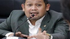 Anggota Komisi III DPR RI Abdullah memberikan pernyataan di Jakarta terkait teror bom di 10 sekolah Depok dan desakan agar Polri bertindak cepat. Foto: Dok Hallonews.