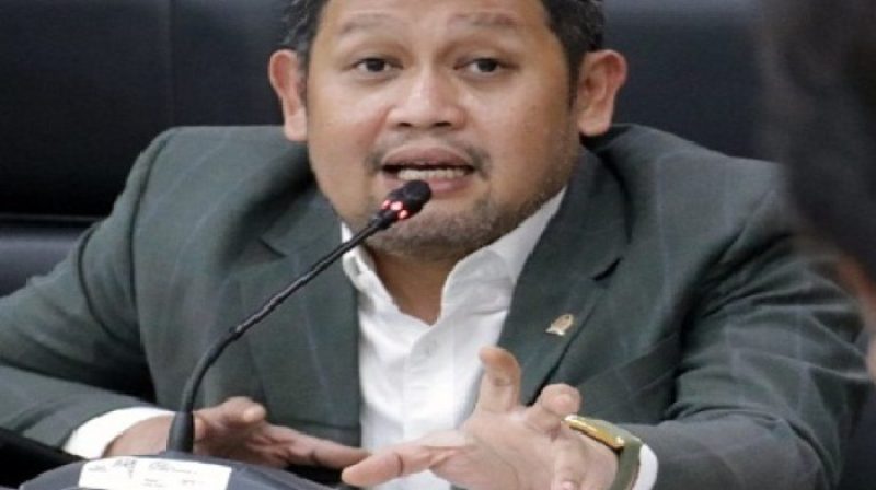Anggota Komisi III DPR RI Abdullah memberikan pernyataan di Jakarta terkait teror bom di 10 sekolah Depok dan desakan agar Polri bertindak cepat. Foto: Dok Hallonews.