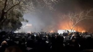 Asap tebal mengepul di atas demonstran di Mashhad, Iran, saat bentrokan dalam aksi protes anti-pemerintah pada 10 Januari 2026.