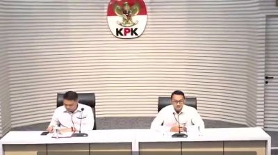 Plt Deputi Penindakan dan Eksekusi KPK Asep Guntur Rahayu bersama Juru Bicara KPK Budi Prasetyo saat konferensi pers penetapan tersangka kasus dugaan suap pajak di Gedung Merah Putih KPK, Jakarta.