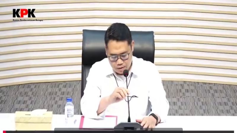 Plt Deputi Penindakan dan Eksekusi KPK Asep Guntur Rahayu memberikan keterangan pers pada 6 Februari 2026 terkait dugaan suap Rp850 juta dan invois fiktif dalam eksekusi sengketa lahan PN Depok di Gedung Merah Putih KPK.