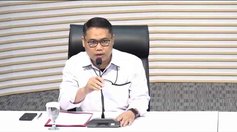 Plt Deputi Penindakan dan Eksekusi KPK Asep Guntur Rahayu saat konferensi pers mengungkap kasus korupsi pemeriksaan pajak dengan barang bukti uang dan emas.