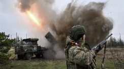 Awak Grad MLRS Rusia menyiapkan tembakan roket selama operasi tempur.