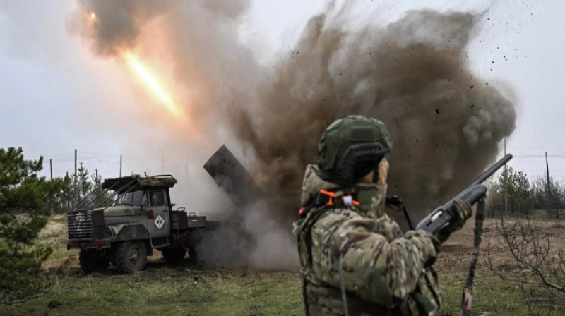 Awak Grad MLRS Rusia menyiapkan tembakan roket selama operasi tempur.