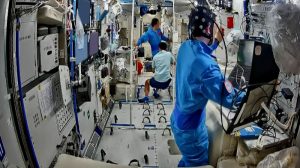 Tiga taikonaut misi Shenzhou-21 melakukan eksperimen ilmiah di stasiun luar angkasa China.