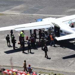 Satgas Operasi Damai Cartenz 2026 menjaga stabilitas keamanan di Bandara Bilogai, Kabupaten Intan Jaya. Hallonews.com