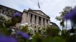Gubernur Bank of England Andrew Bailey mengumumkan pemangkasan suku bunga acuan Inggris ke level 3,75 persen di London.