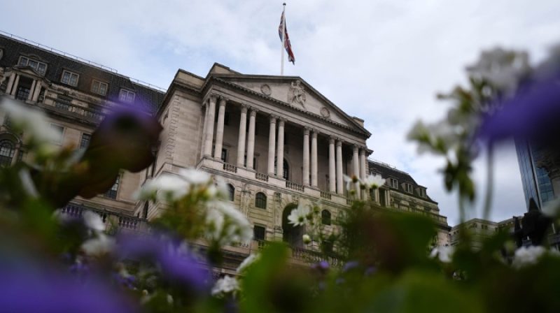 Gubernur Bank of England Andrew Bailey mengumumkan pemangkasan suku bunga acuan Inggris ke level 3,75 persen di London.