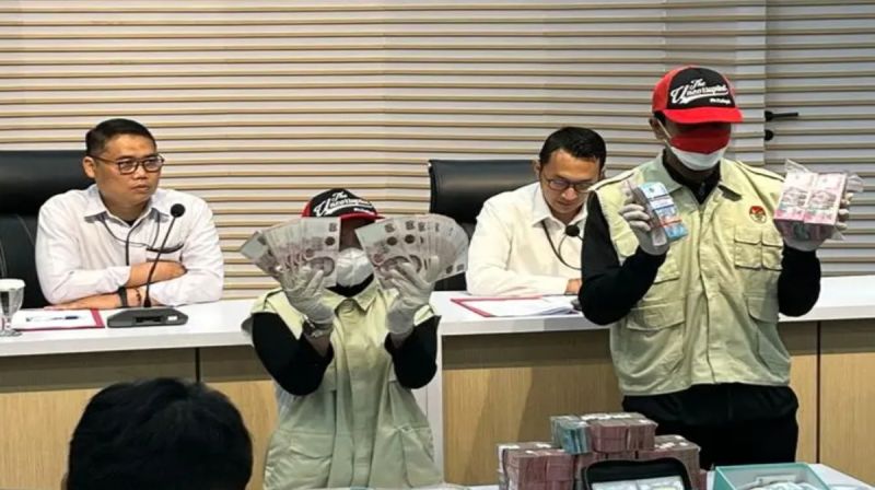 Barang bukti uang tunai OTT KPK terkait dugaan suap pajak KPP Madya Jakarta Utara yang melibatkan pegawai pajak dan staf PT Wanatiara Persada.