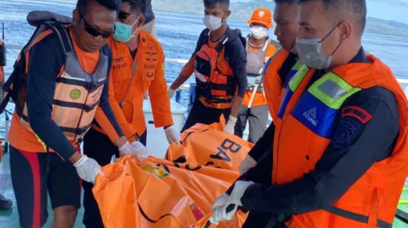 Tim SAR Gabungan mengevakuasi jenazah pria WNA Spanyol yang diduga Fernando Marten Carreras ke darat di Labuan Bajo, Nusa Tenggara Timur.