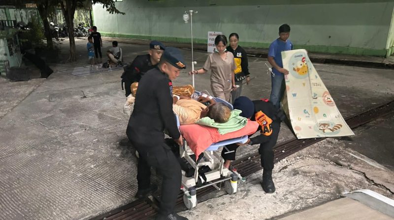 Brimob Polda Kaltara membantu para penyitas gempa di Tarakan (Dok Polda Kaltara)