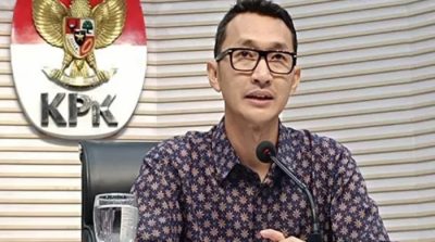 Juru Bicara KPK Budi Prasetyo menjelaskan perkembangan penyidikan kasus pemerasan di lingkungan Kejari HSU.