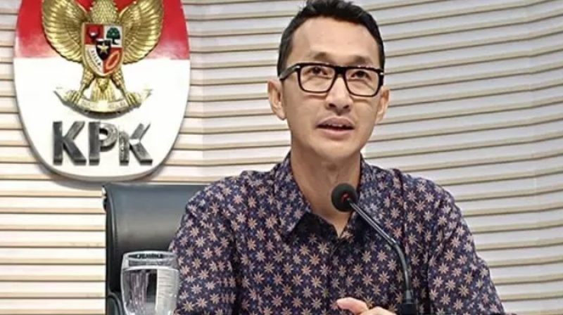 Juru Bicara KPK Budi Prasetyo menjelaskan perkembangan penyidikan kasus pemerasan di lingkungan Kejari HSU.