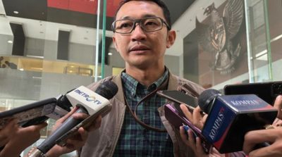 Petugas KPK saat melakukan operasi tangkap tangan di sebuah kantor pemerintahan daerah