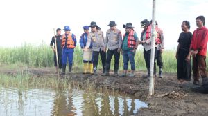 Kapolda Metro Jaya Irjen Pol Asep Edi Suheri menyusuri pematang tambak di Muaragembong. Caption: Humas Polda Metro Jaya for Hallonews