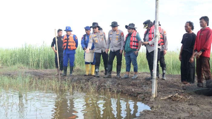 Kapolda Metro Jaya Irjen Pol Asep Edi Suheri menyusuri pematang tambak di Muaragembong. Caption: Humas Polda Metro Jaya for Hallonews