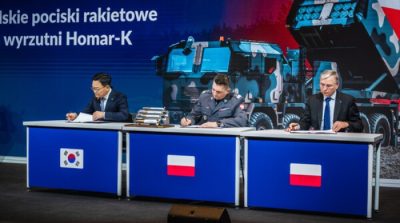 CEO Hanwha Aerospace, Son Jae-il (kiri), menandatangani kontrak dengan Artur Kuptel, kepala Badan Persenjataan Polandia, dan kepala Grup WB, Piotr Wojciechowski, di Warsawa pada 29 Desember 2025