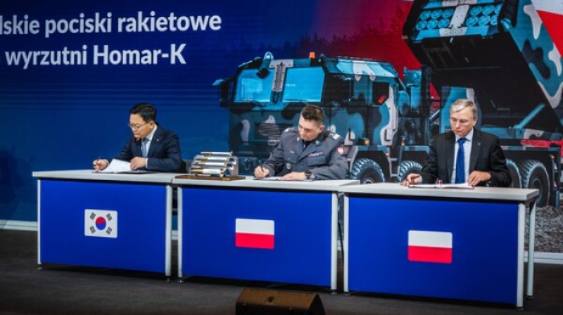 CEO Hanwha Aerospace, Son Jae-il (kiri), menandatangani kontrak dengan Artur Kuptel, kepala Badan Persenjataan Polandia, dan kepala Grup WB, Piotr Wojciechowski, di Warsawa pada 29 Desember 2025
