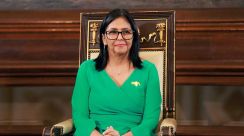Delcy Rodríguez memberi isyarat saat pengambilan sumpah sebagai presiden sementara Venezuela di Majelis Nasional, Caracas pada 5 Januari 2026.
