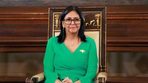 Delcy Rodríguez memberi isyarat saat pengambilan sumpah sebagai presiden sementara Venezuela di Majelis Nasional, Caracas pada 5 Januari 2026.