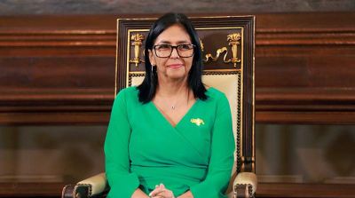 Delcy Rodríguez memberi isyarat saat pengambilan sumpah sebagai presiden sementara Venezuela di Majelis Nasional, Caracas pada 5 Januari 2026.