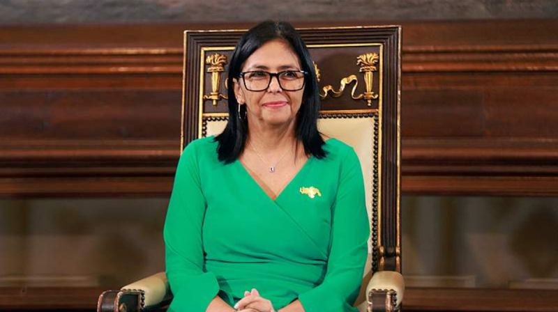 Delcy Rodríguez memberi isyarat saat pengambilan sumpah sebagai presiden sementara Venezuela di Majelis Nasional, Caracas pada 5 Januari 2026.
