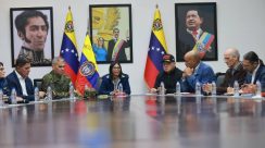 Penjabat Presiden Venezuela Delcy Rodríguez memimpin pertemuan bersama pejabat sipil dan militer di Caracas, dalam foto yang diunggah melalui akun Facebook miliknya di tengah sorotan internasional terhadap hubungan diplomatik Venezuela–Amerika Serikat.