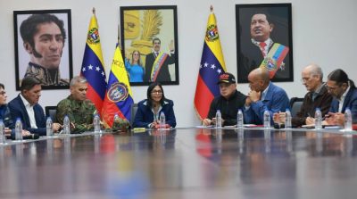 Penjabat Presiden Venezuela Delcy Rodríguez memimpin pertemuan bersama pejabat sipil dan militer di Caracas, dalam foto yang diunggah melalui akun Facebook miliknya di tengah sorotan internasional terhadap hubungan diplomatik Venezuela–Amerika Serikat.