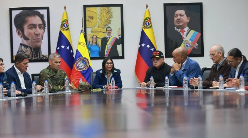 Penjabat Presiden Venezuela Delcy Rodríguez memimpin pertemuan bersama pejabat sipil dan militer di Caracas, dalam foto yang diunggah melalui akun Facebook miliknya di tengah sorotan internasional terhadap hubungan diplomatik Venezuela–Amerika Serikat.