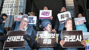 Para kurir yang tergabung dalam serikat pekerja mengecam pendiri Coupang, Kim Bom-suk, saat konferensi pers di depan kantor pusat Coupang Logistics Services di Seoul, Jumat (26/12/2025). Foto: Yonhap for HALLONEWS