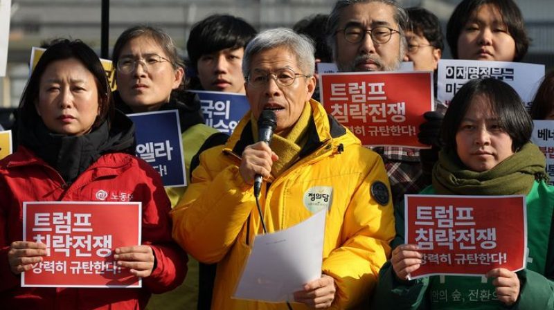 Kwon Young-kook, pemimpin Partai Keadilan Korea Selatan, berbicara dalam konferensi pers darurat di depan Kedutaan Besar Amerika Serikat di Seoul, mengecam serangan AS ke Venezuela.