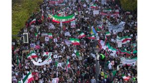 Ribuan demonstran mengibarkan bendera Iran dan membawa poster tuntutan kebebasan dalam aksi protes antipemerintah yang memenuhi jalanan kota.