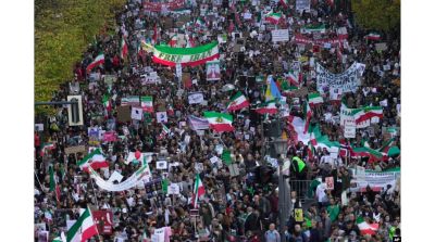 Ribuan demonstran mengibarkan bendera Iran dan membawa poster tuntutan kebebasan dalam aksi protes antipemerintah yang memenuhi jalanan kota.