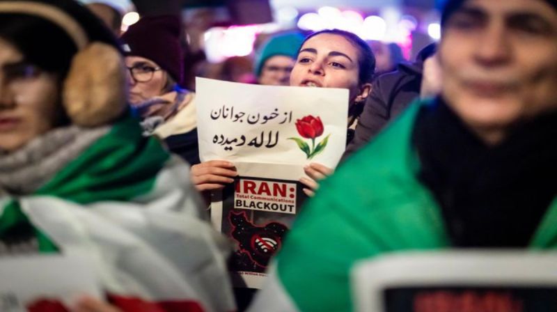 Para pengunjuk rasa di Zurich, Swiss, menggelar aksi solidaritas mendukung demonstrasi massal di Iran yang menentang pemerintah di tengah penindakan keras.