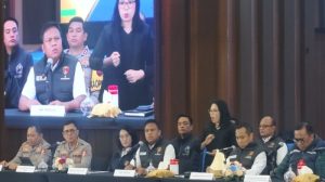 Direktur Tindak Pidana Tertentu (Dirtipidter) Bareskrim Polri Brigjen Pol. Moh. Irhamni (tengah) berbicara dalam konferensi pers di Gedung Bareskrim Polri, Jakarta, Jumat (26_12_2025).