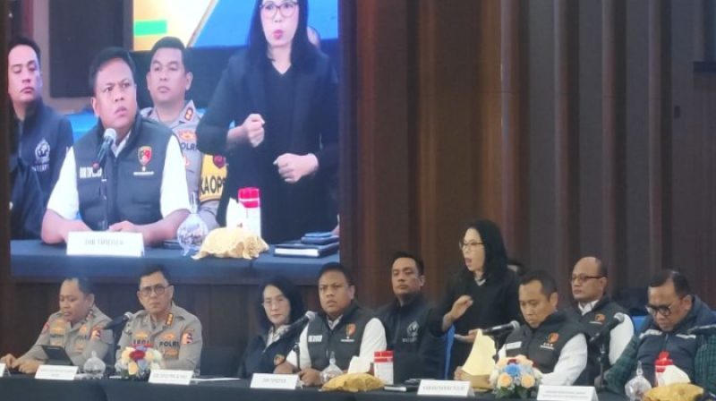 Direktur Tindak Pidana Tertentu (Dirtipidter) Bareskrim Polri Brigjen Pol. Moh. Irhamni (tengah) berbicara dalam konferensi pers di Gedung Bareskrim Polri, Jakarta, Jumat (26_12_2025).