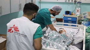 Tenaga medis Doctors Without Borders (MSF) merawat pasien anak di Rumah Sakit Al-Shifa, Kota Gaza, Oktober 2023.