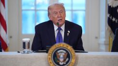 Presiden Donald Trump berbicara di Gedung Putih di tengah laporan pertimbangan serangan militer AS terhadap Iran dan meningkatnya ketegangan regional.