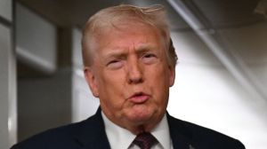 Donald Trump berbicara kepada wartawan di Air Force One