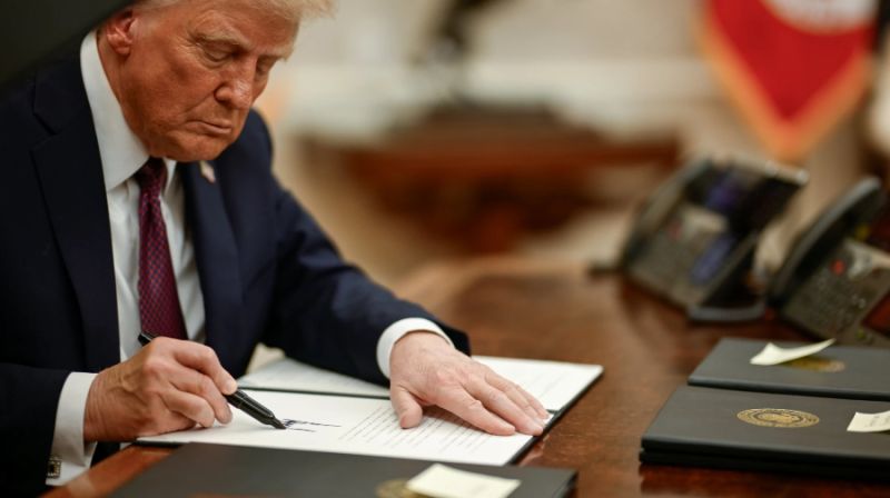 Donald Trump menandatangani kebijakan penarikan Amerika Serikat dari Konvensi Kerangka Kerja Perserikatan Bangsa-Bangsa tentang Perubahan Iklim, memicu reaksi keras Eropa dan membuka peluang China memimpin aksi iklim global.